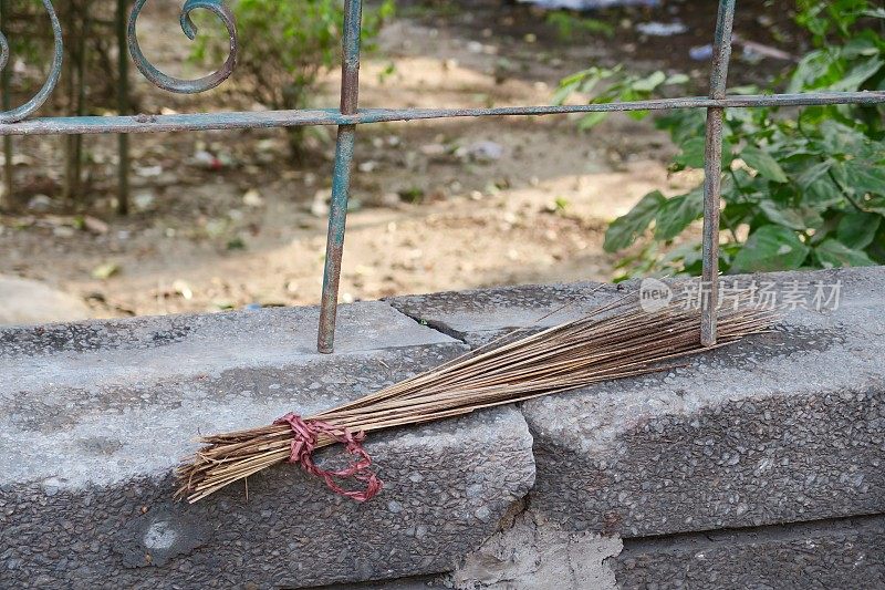 传统印度扫帚/刷子的形象，女巫扫帚/椰子柳条扫帚刷细绳，印度街头照片